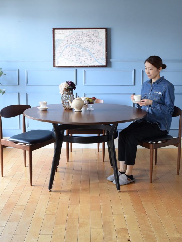 ヴィンテージのダイニングテーブル