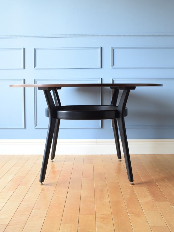 ダイニングテーブルの側面