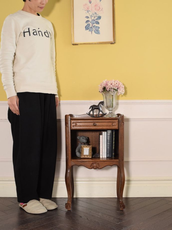 フランスの優雅なサイドキャビネット