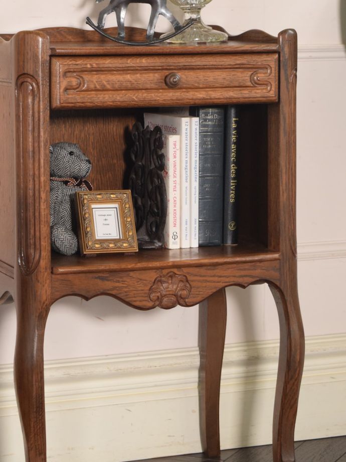 フランスのアンティークらしい美しい彫