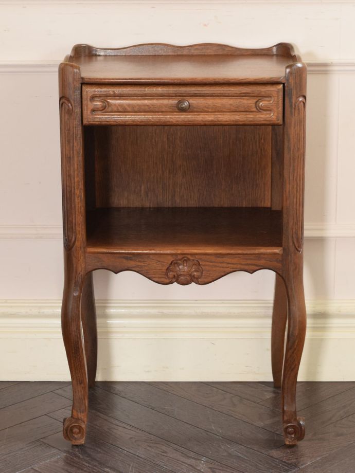 アンティークのサイドキャビネットの扉の中