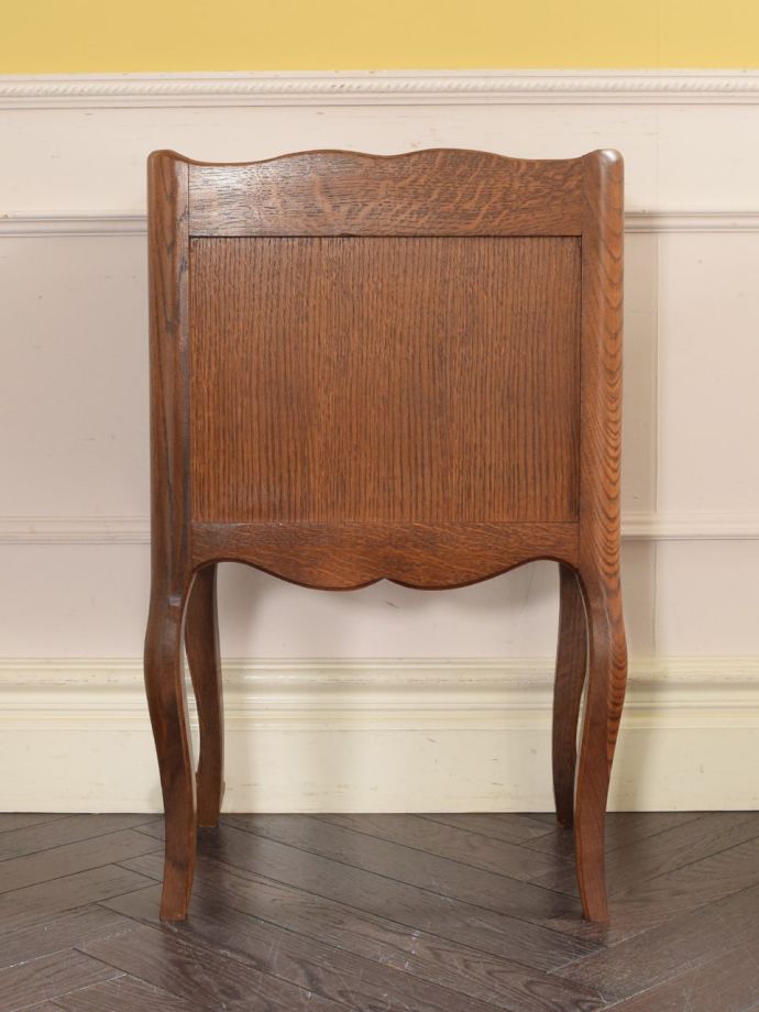 サイドキャビネットの後ろ姿