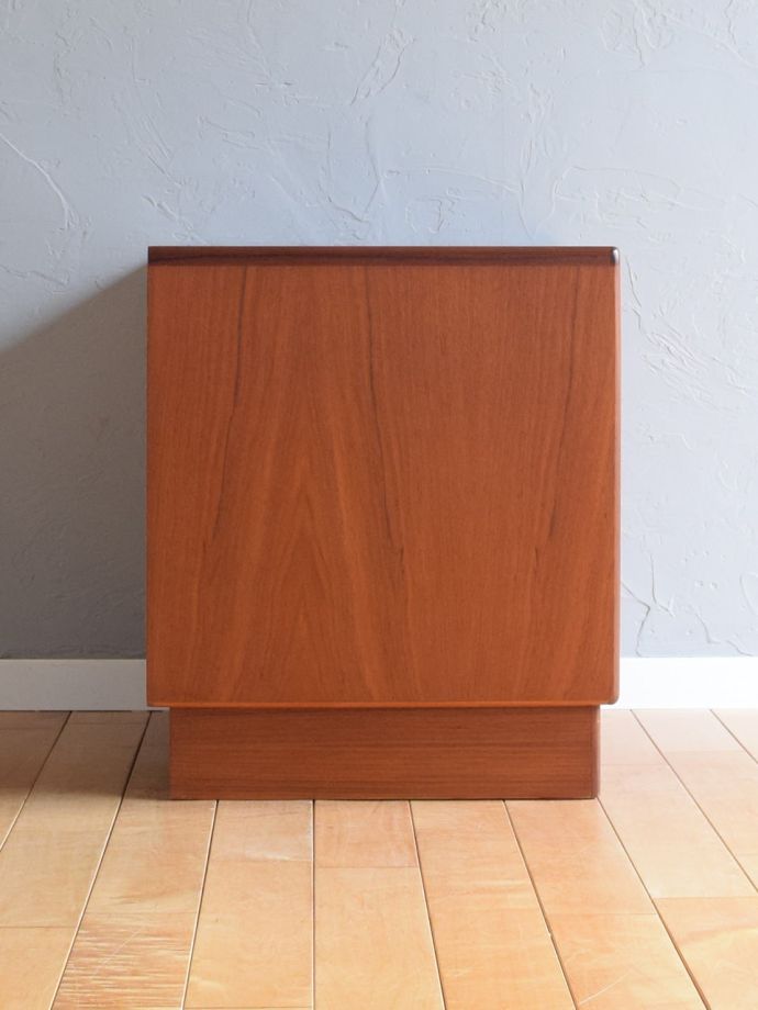 サイドチェストの側面