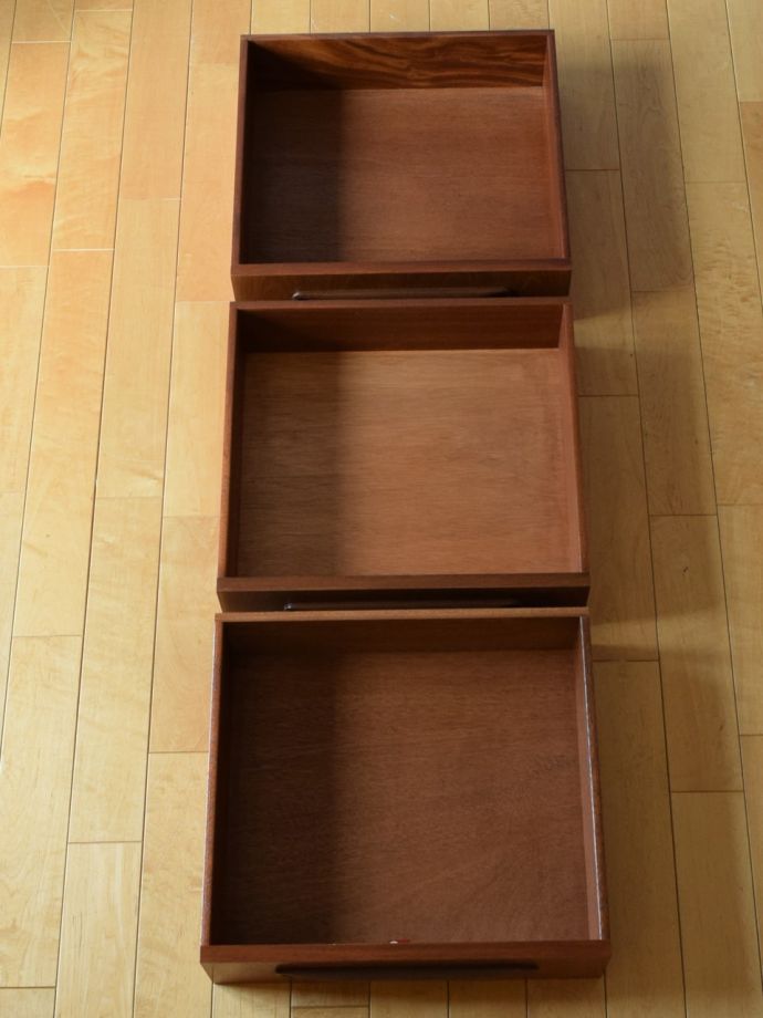 サイドチェストの引き出しの中