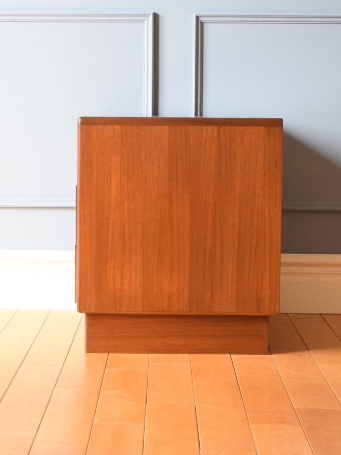 サイドチェストの側面