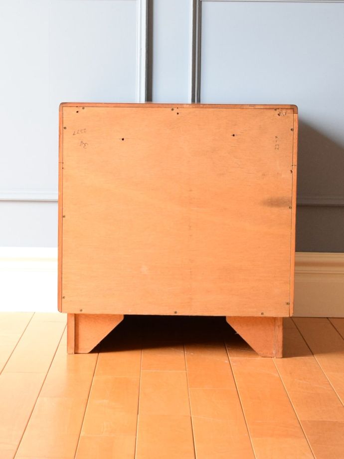 サイドチェストの裏側