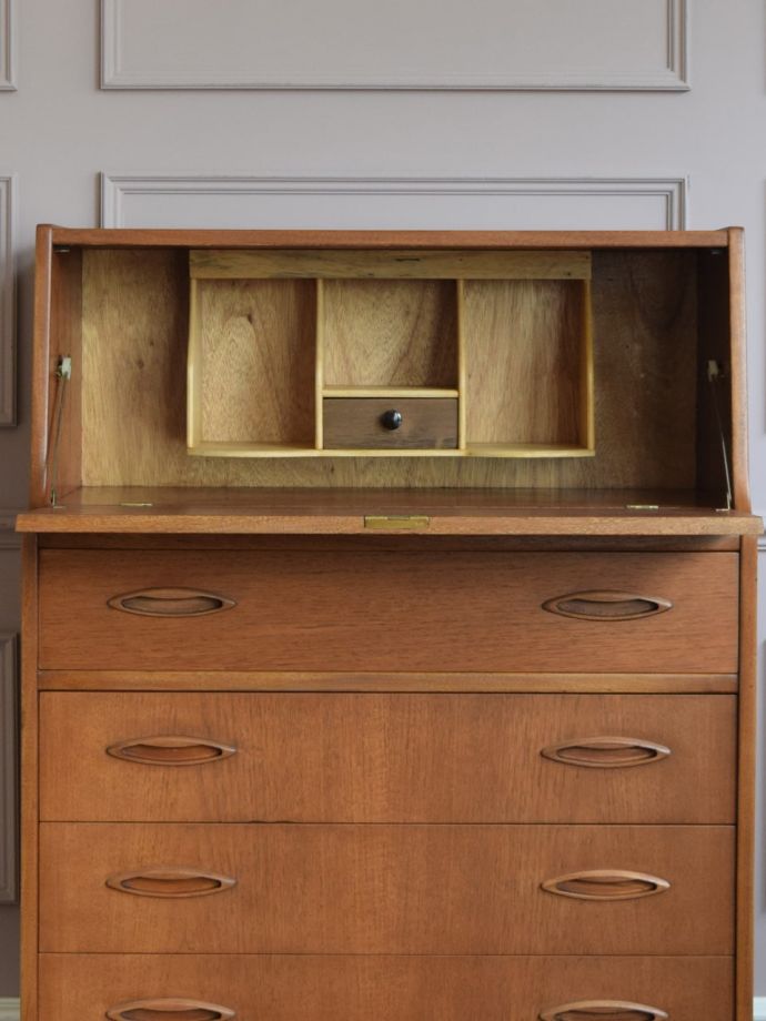 ビューローの扉の中