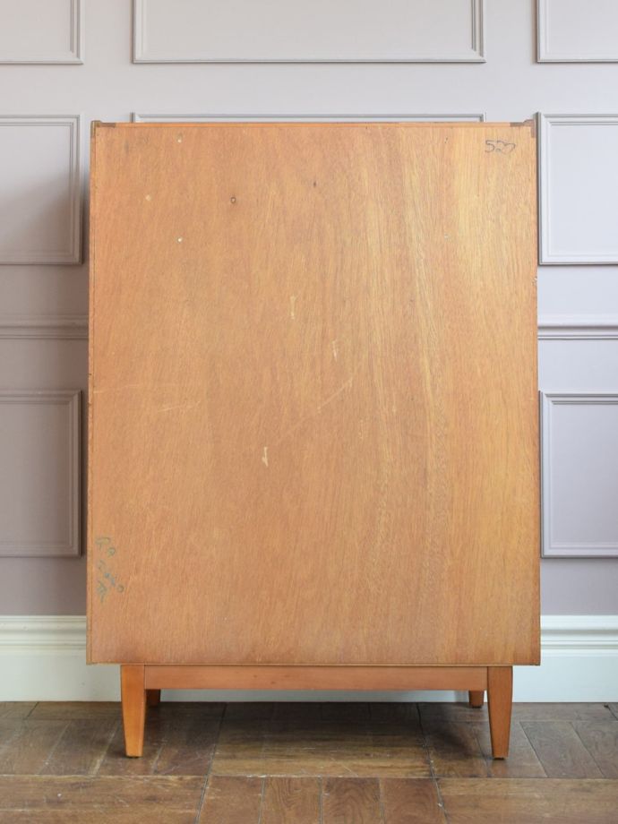 キャビネットの後ろ姿