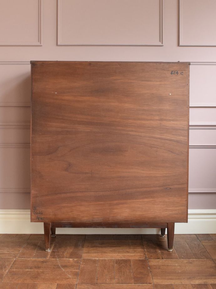 キャビネットの後ろ姿