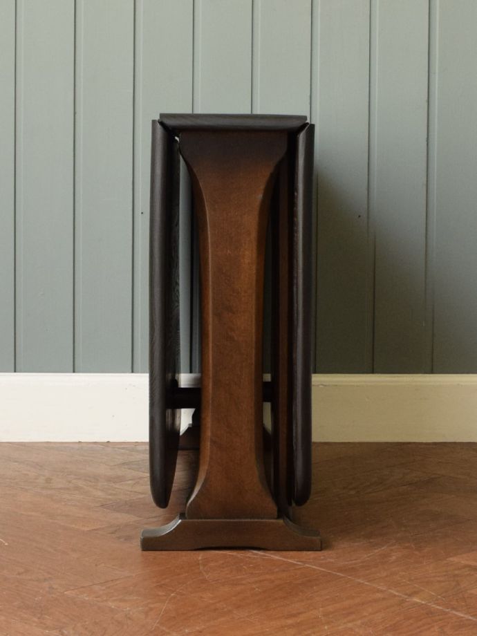 伸長式テーブルの側面