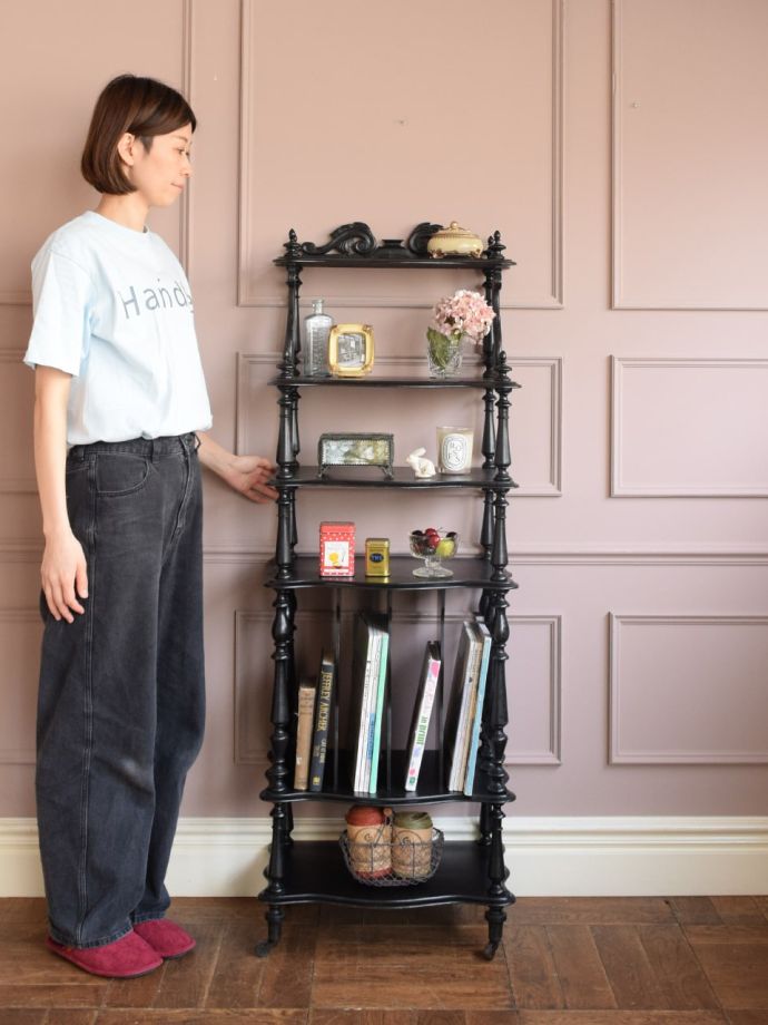 アンティークのオープンシェルフ