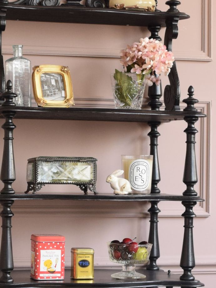 アンティーク家具らしさが漂うオープンシェルフ