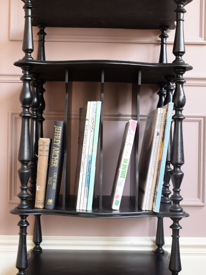 A4サイズも収納できるオープンシェルフ