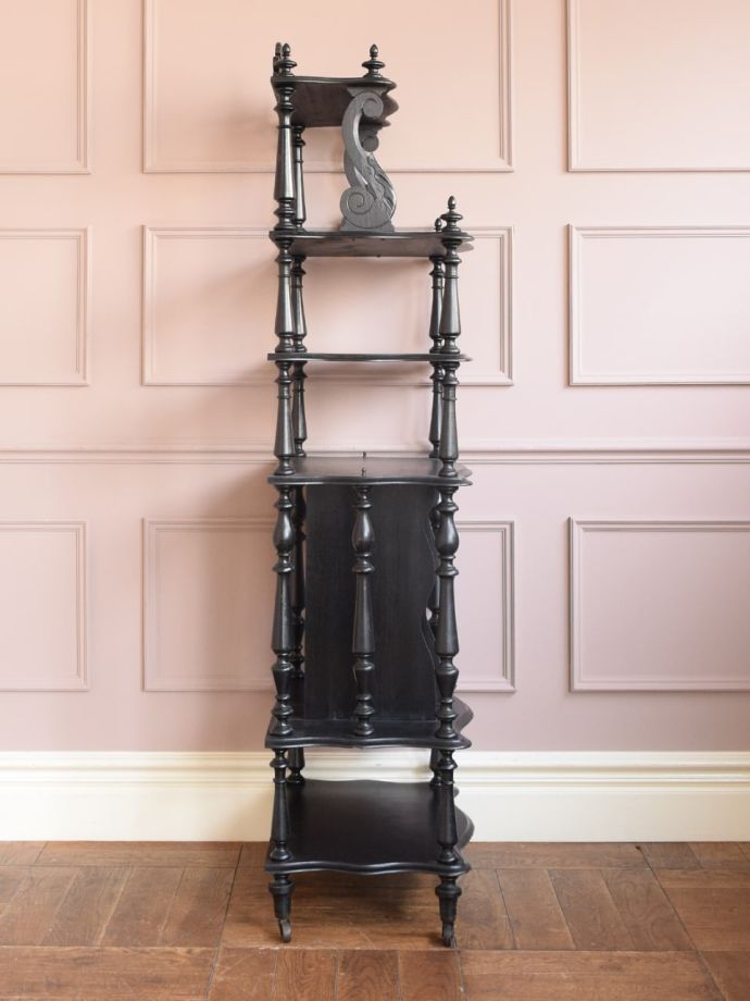 オープンシェルフの側面