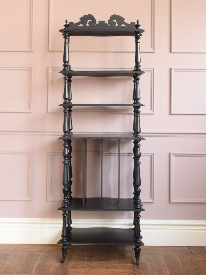 オープンシェルフの後ろ姿