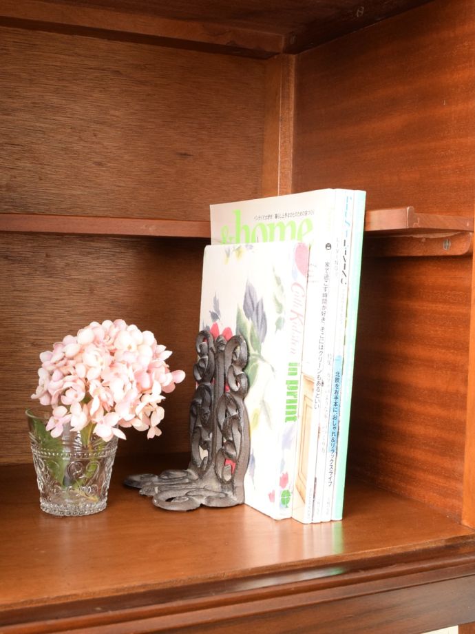 サイドボードの扉を開けると