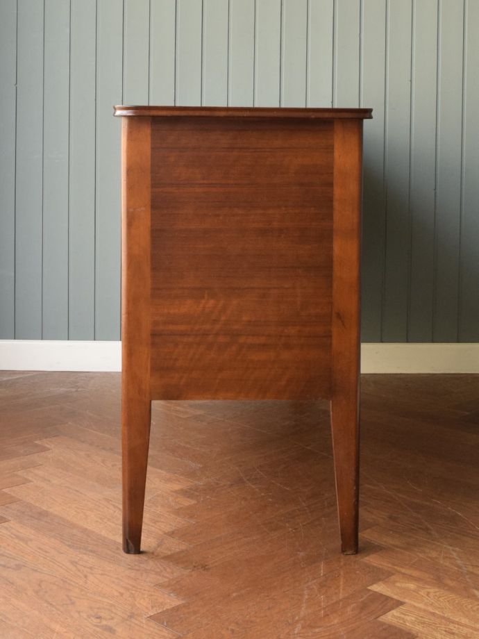 ビンテージ家具の側面