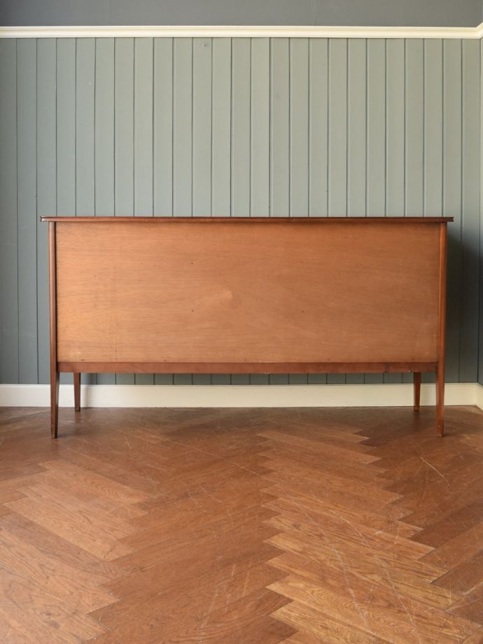 北欧スタイルの家具の後ろ姿