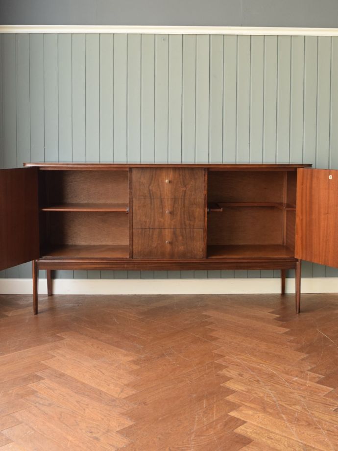 ビンテージ家具の扉の中