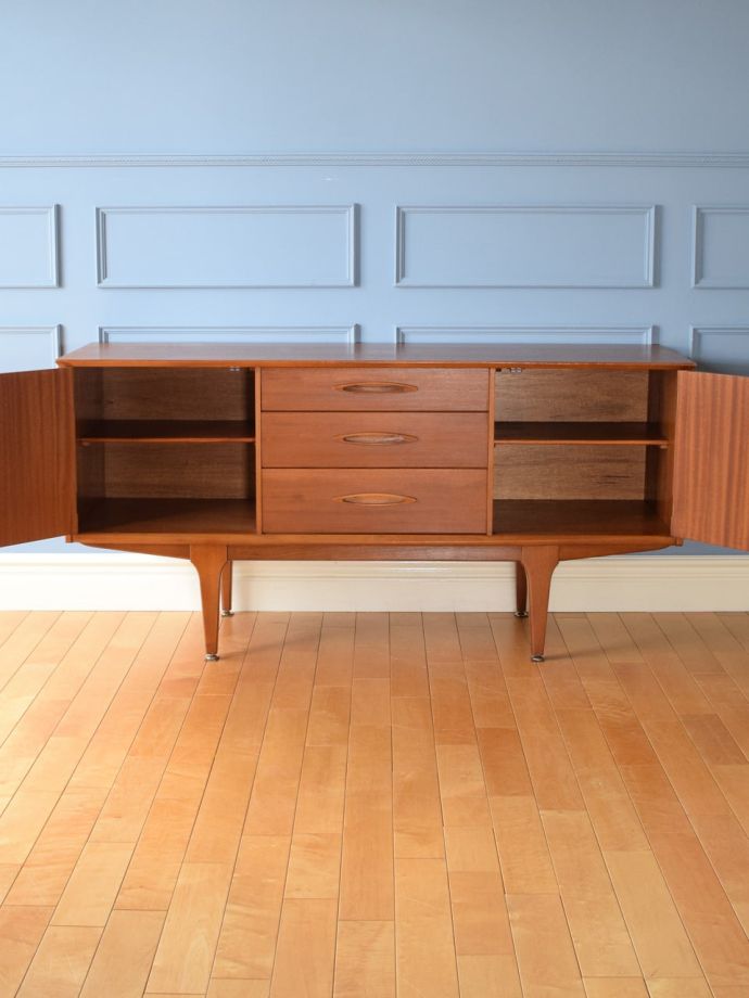 ビンテージ家具の扉の中