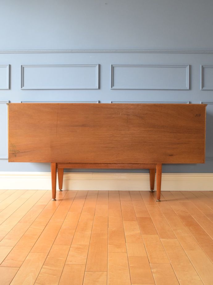 北欧スタイルの家具の後ろ姿