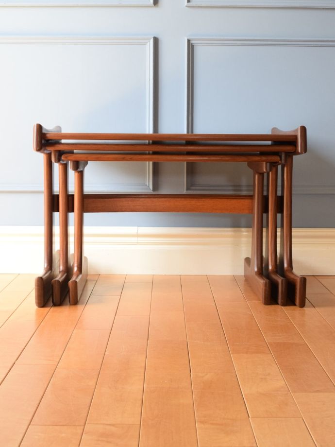 コーヒーテーブルの側面