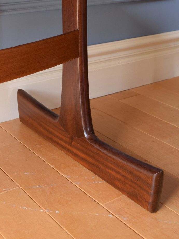 G-PLANのテーブルの脚