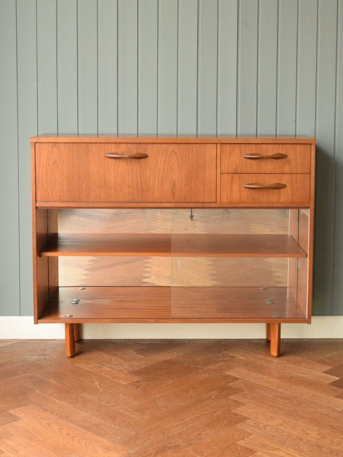 ヴィンテージキャビネットの扉の中