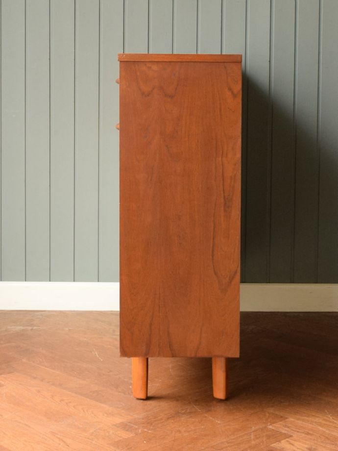 ビンテージキャビネットの側面