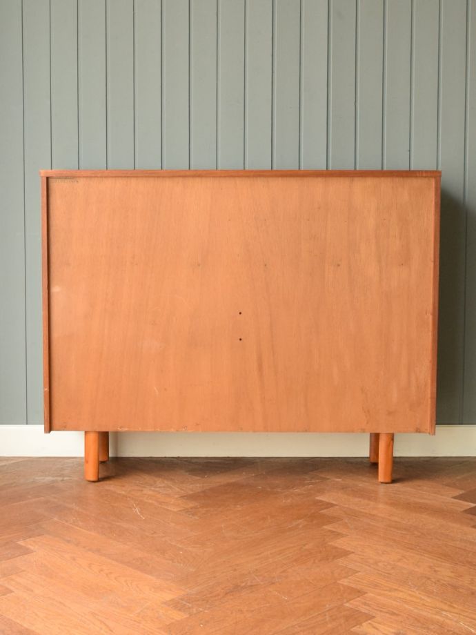 キャビネットの後ろ姿