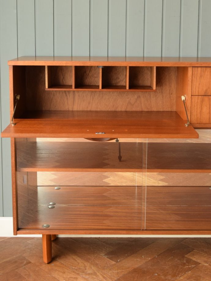 ヴィンテージキャビネットの扉の中