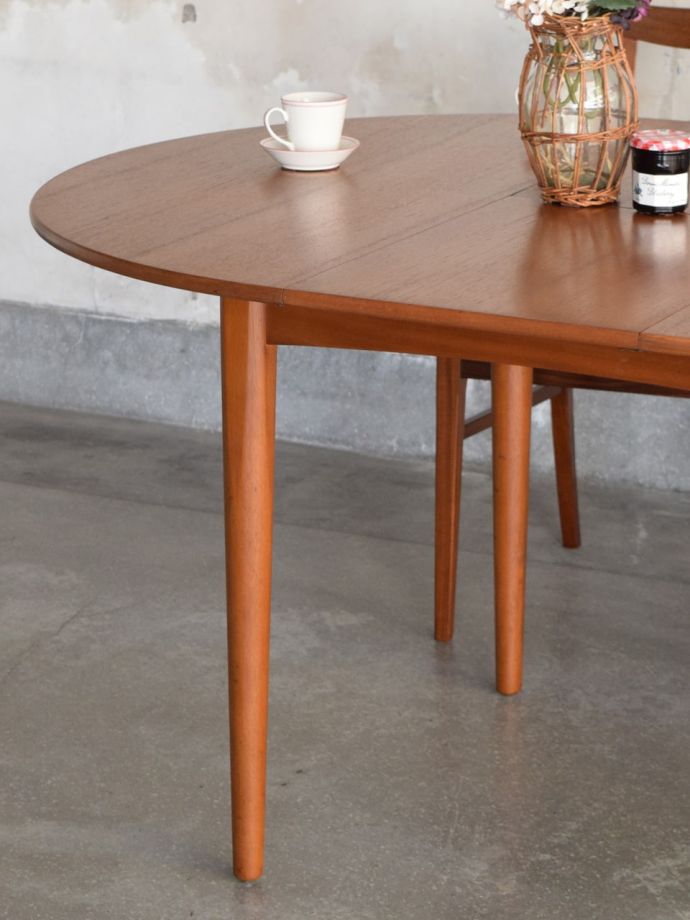 ビンテージのおしゃれな伸長式テーブル、北欧スタイルのダイニングに