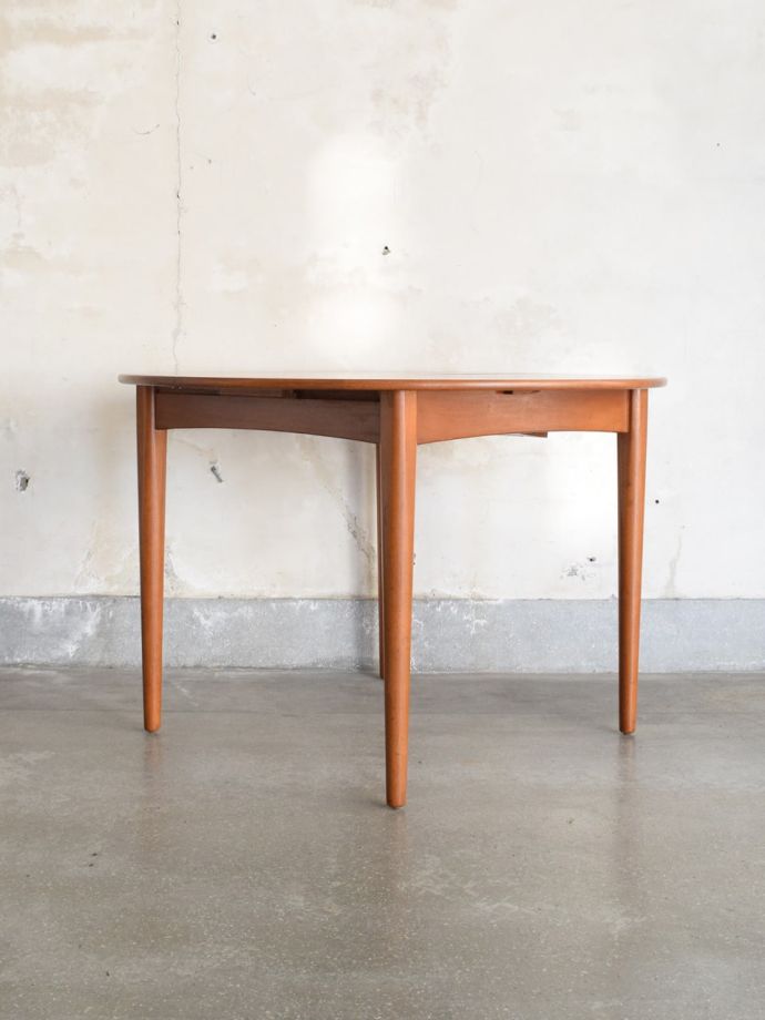 ビンテージのおしゃれな伸長式テーブル、北欧スタイルのダイニングに