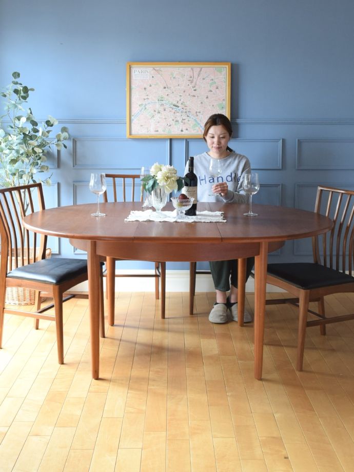 ヴィンテージのダイニングテーブル