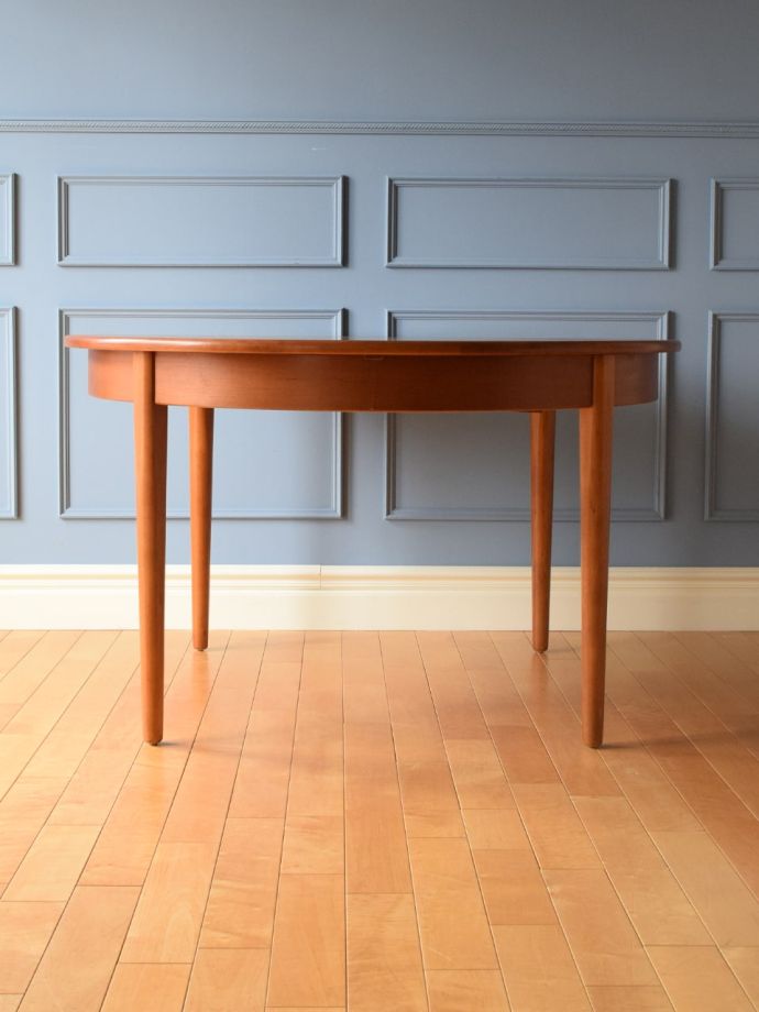 ダイニングテーブルの側面