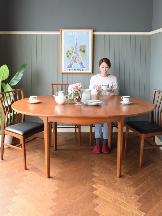 ヴィンテージのダイニングテーブル