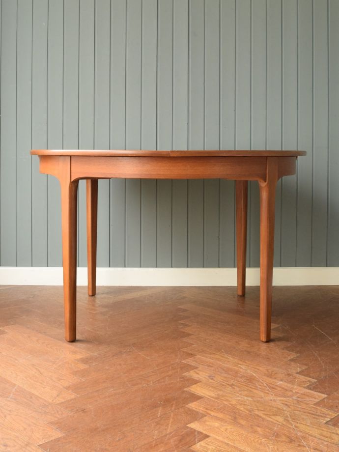 ダイニングテーブルの側面