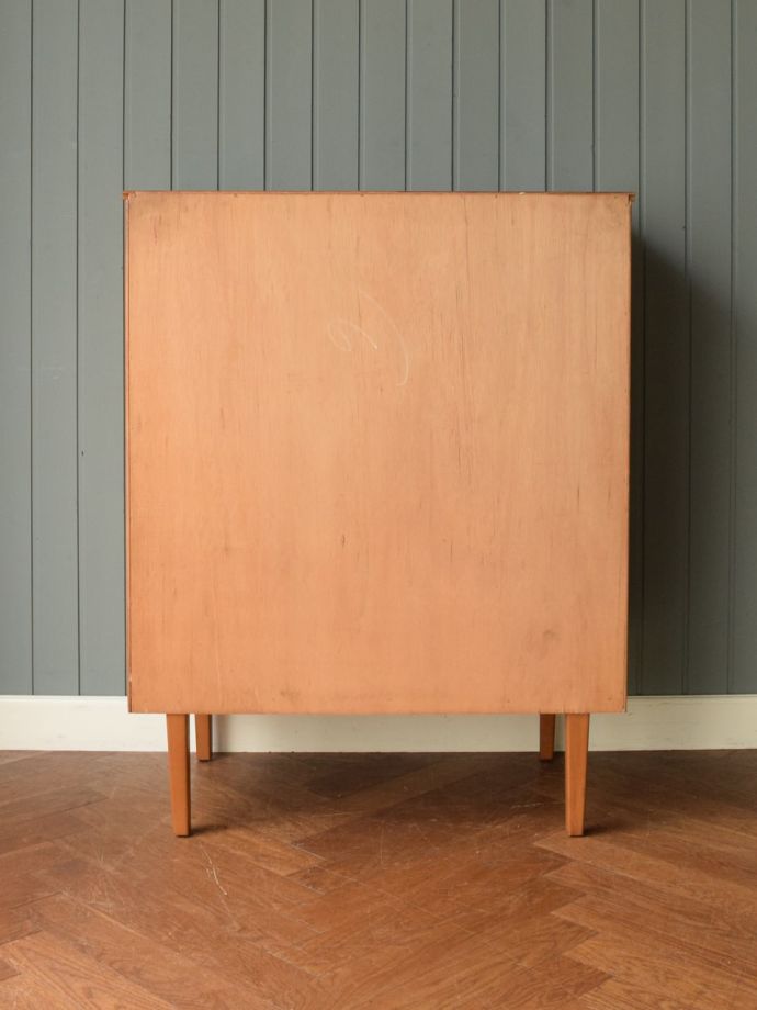 ヴィンテージチェストの後ろ姿