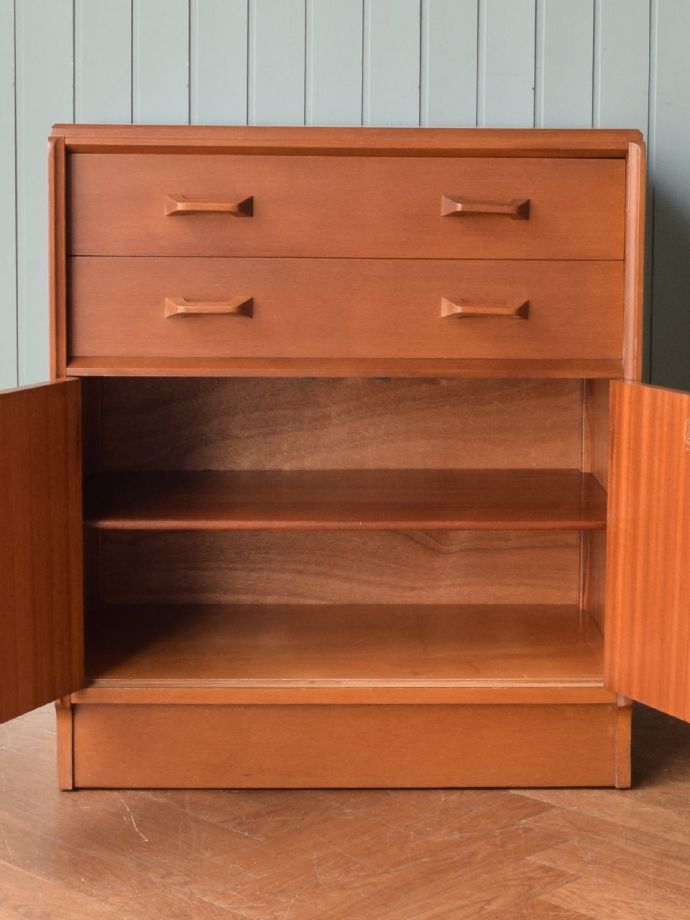 G-PLANサイドボードの扉の中