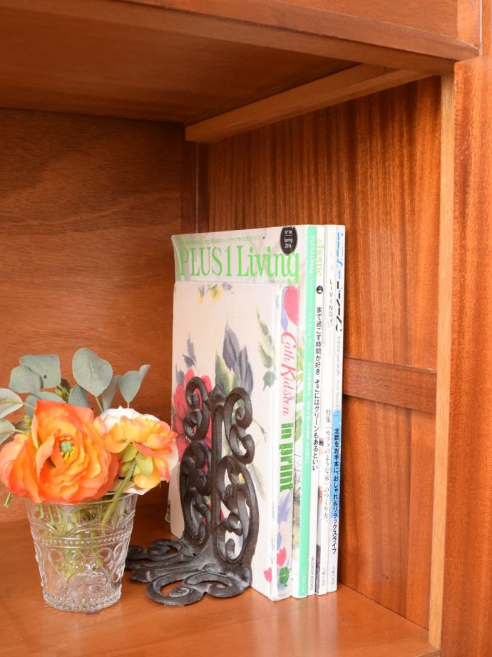 サイドボードの扉を開けると