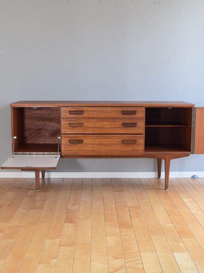 イギリスから届いたビンテージのサイドボード、ネイサンNathan社の