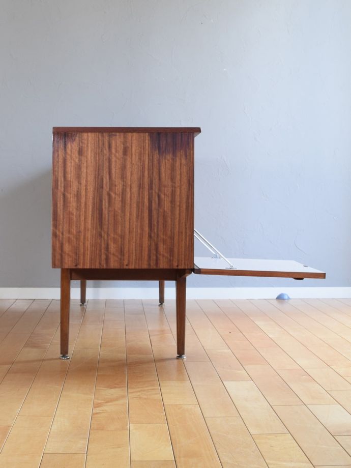 イギリスから届いたビンテージのサイドボード、ネイサンNathan社の