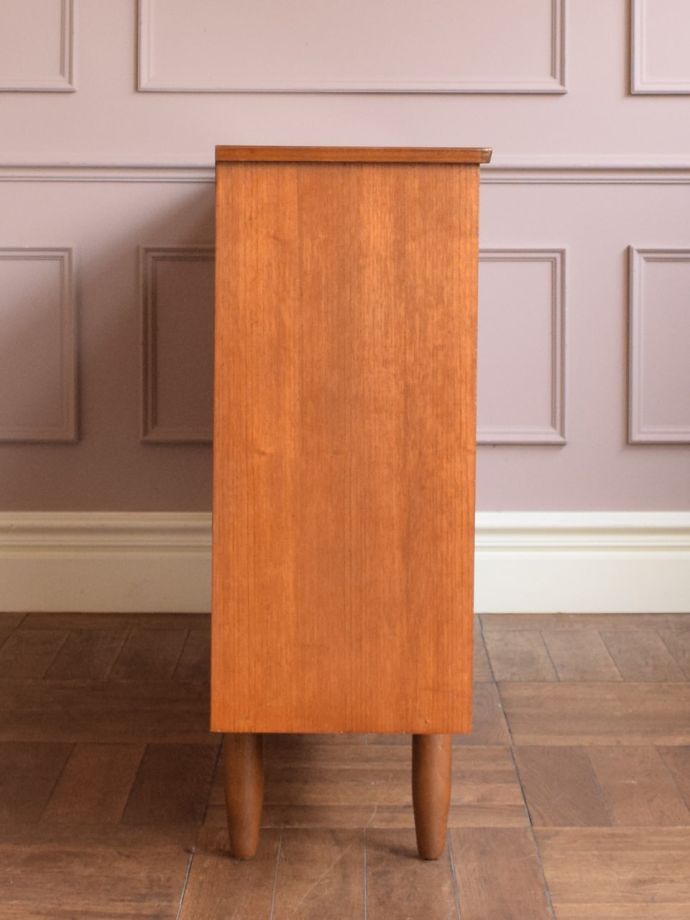 ビンテージキャビネットの側面