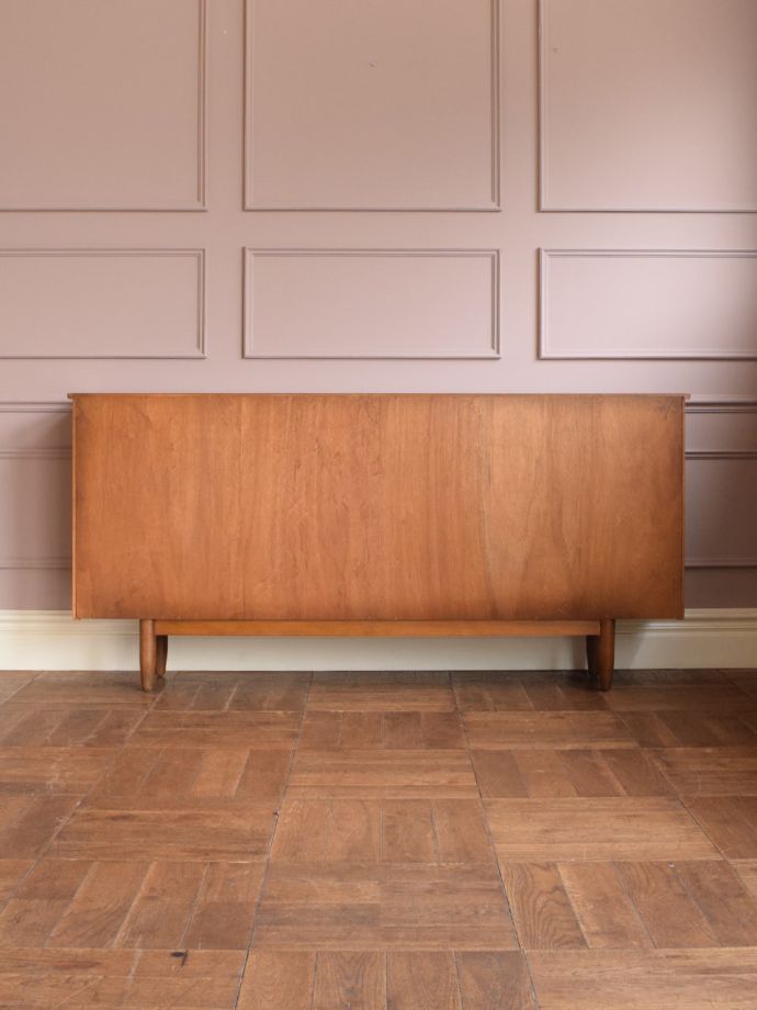 キャビネットの後ろ姿