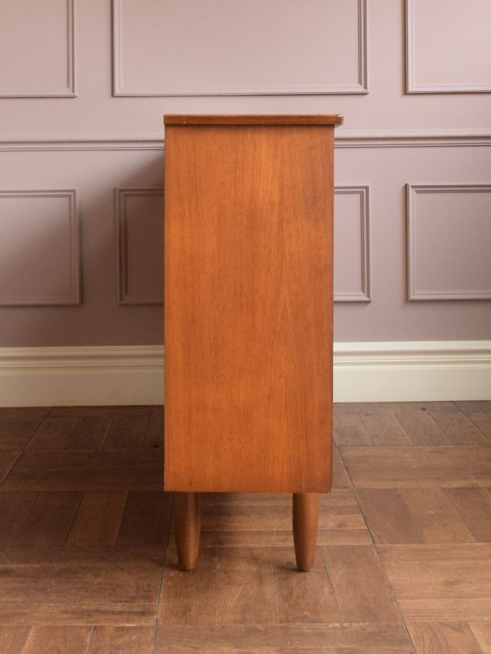 ビンテージキャビネットの側面