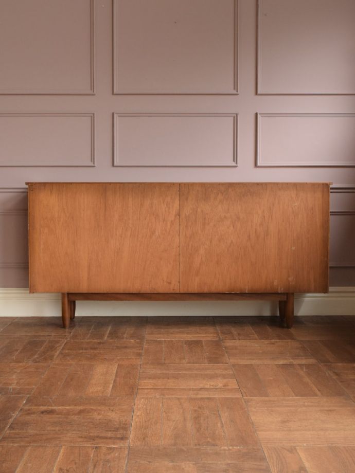 キャビネットの後ろ姿