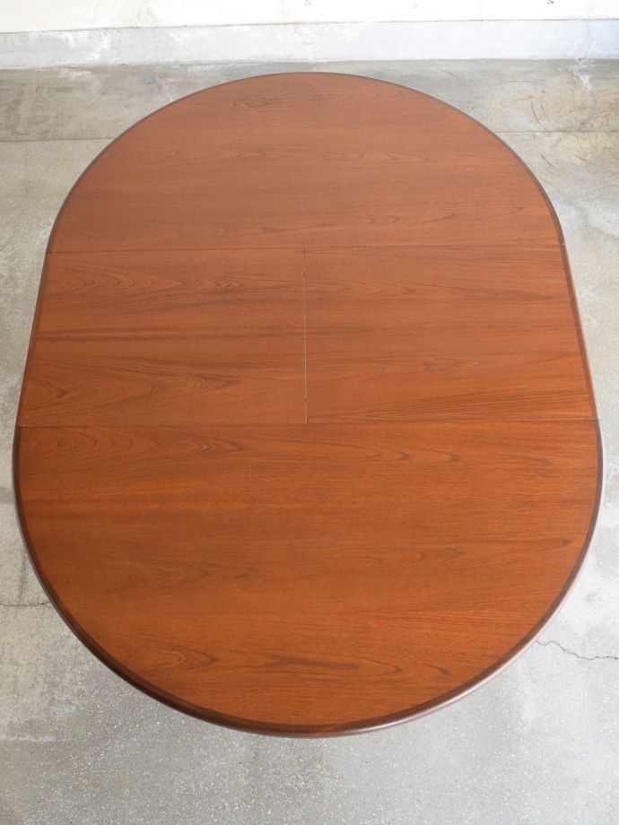 天板を広げた伸長式テーブル