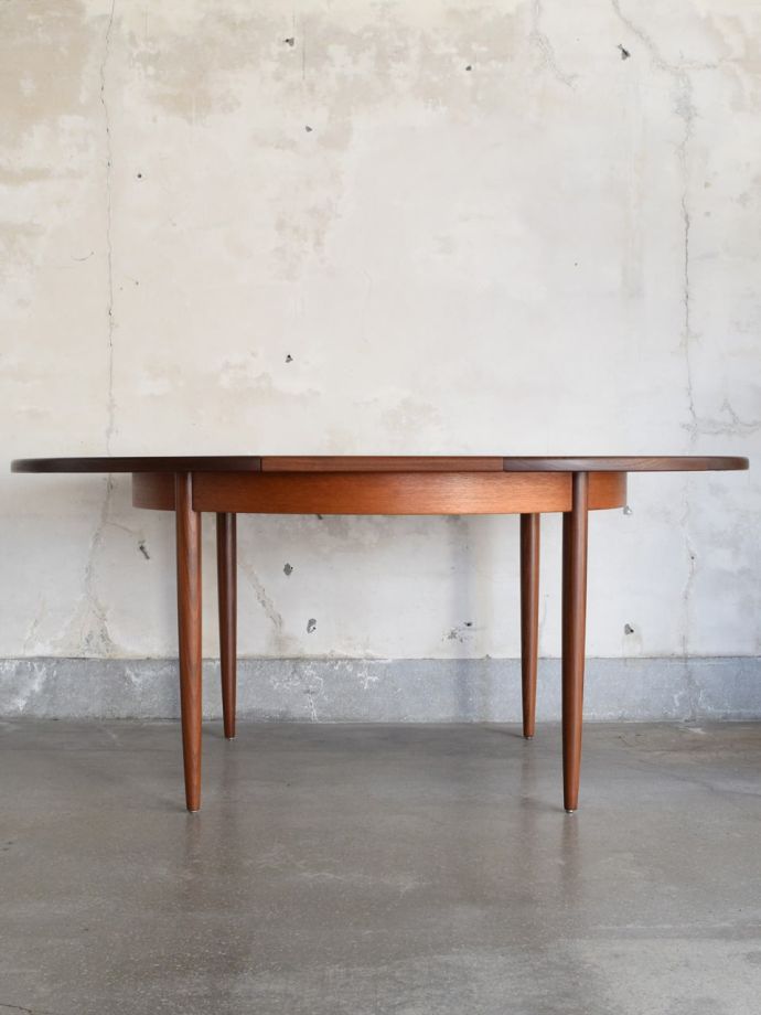 広げた伸長式テーブル