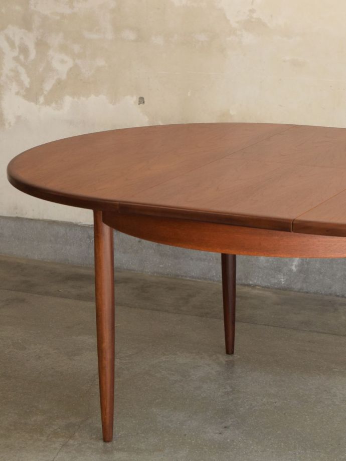 G-PLANのダイニングテーブル