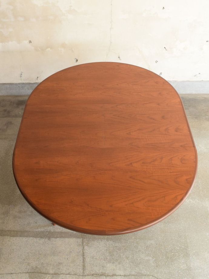 天板を広げた伸長式テーブル